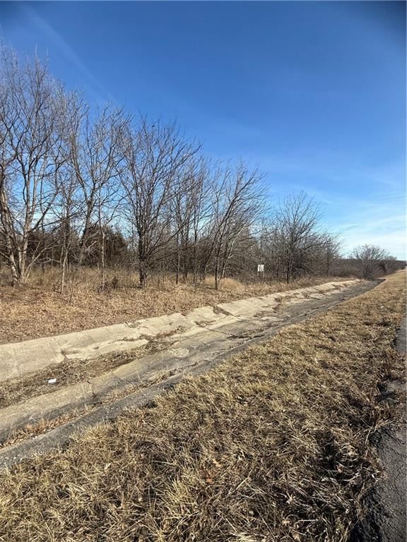 Outer Road West & N Amity Avenue — photo 9
