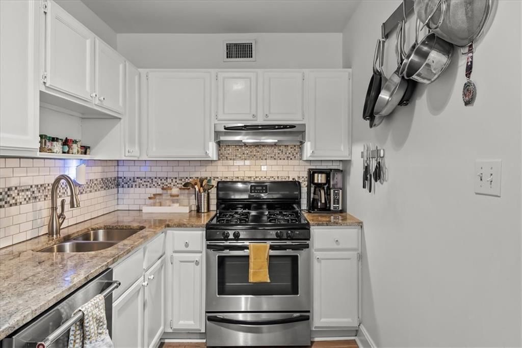 4227 Oak Street — photo 16