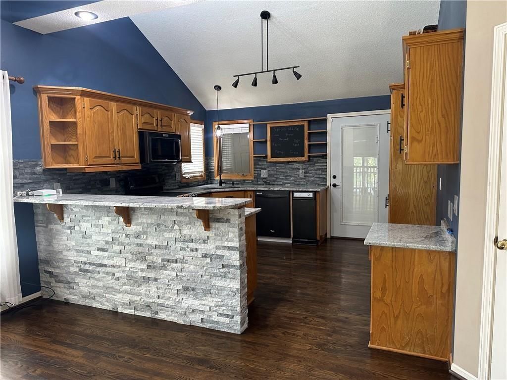 208 N Pacific Court — photo 7