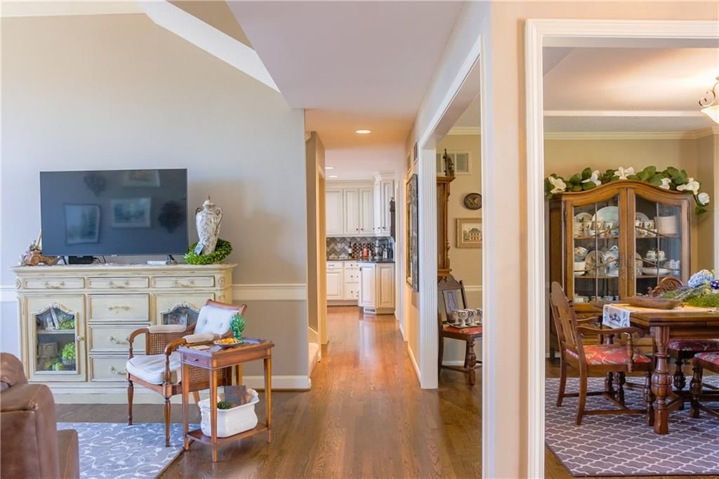 5537 Alden Street — photo 10