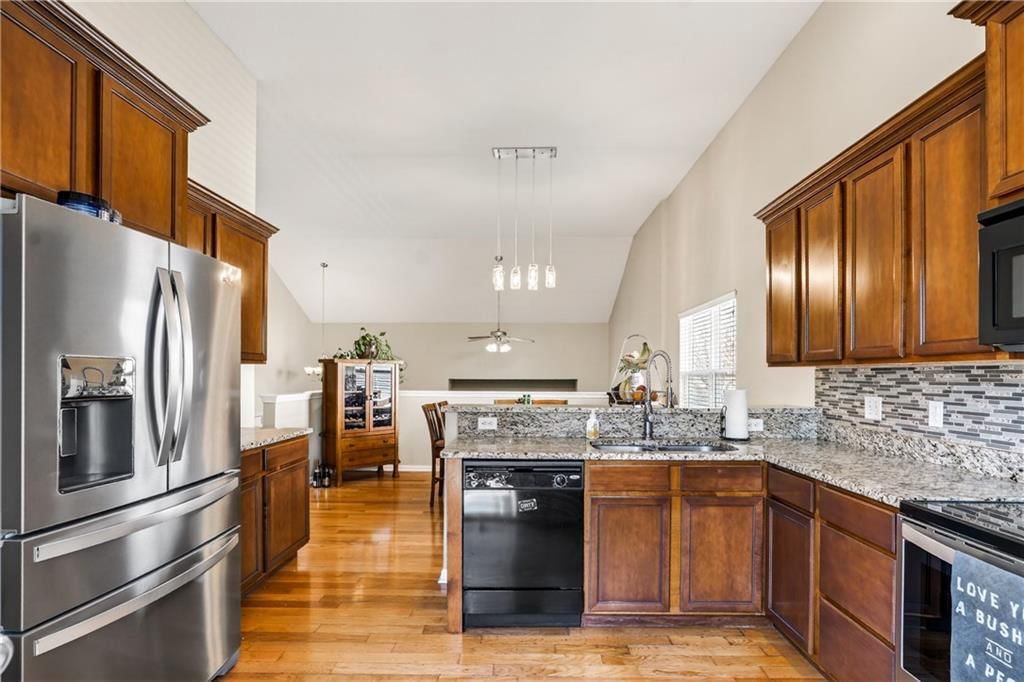 10201 N Willow Avenue — photo 13