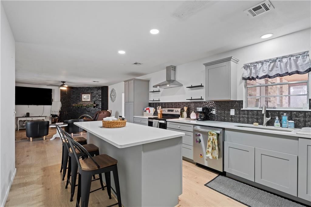 220 E 2nd Avenue — photo 17