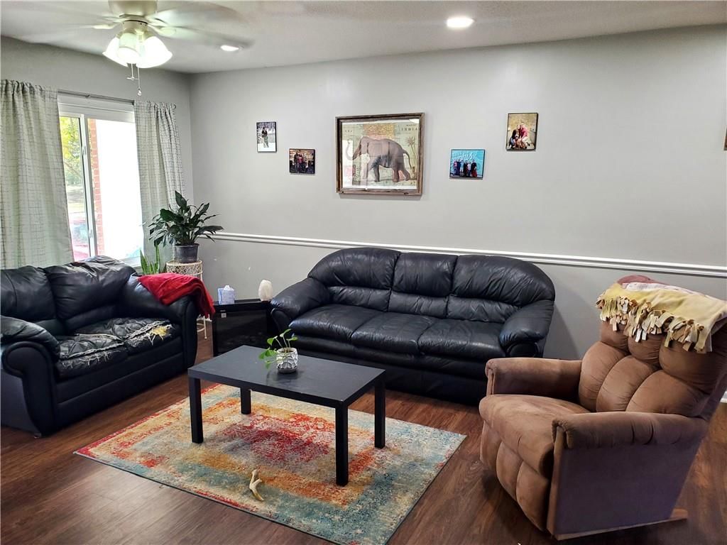 607 Christopher Street — photo 3