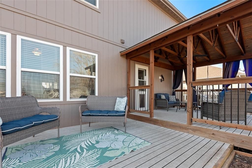 496 E Willow Street — photo 32