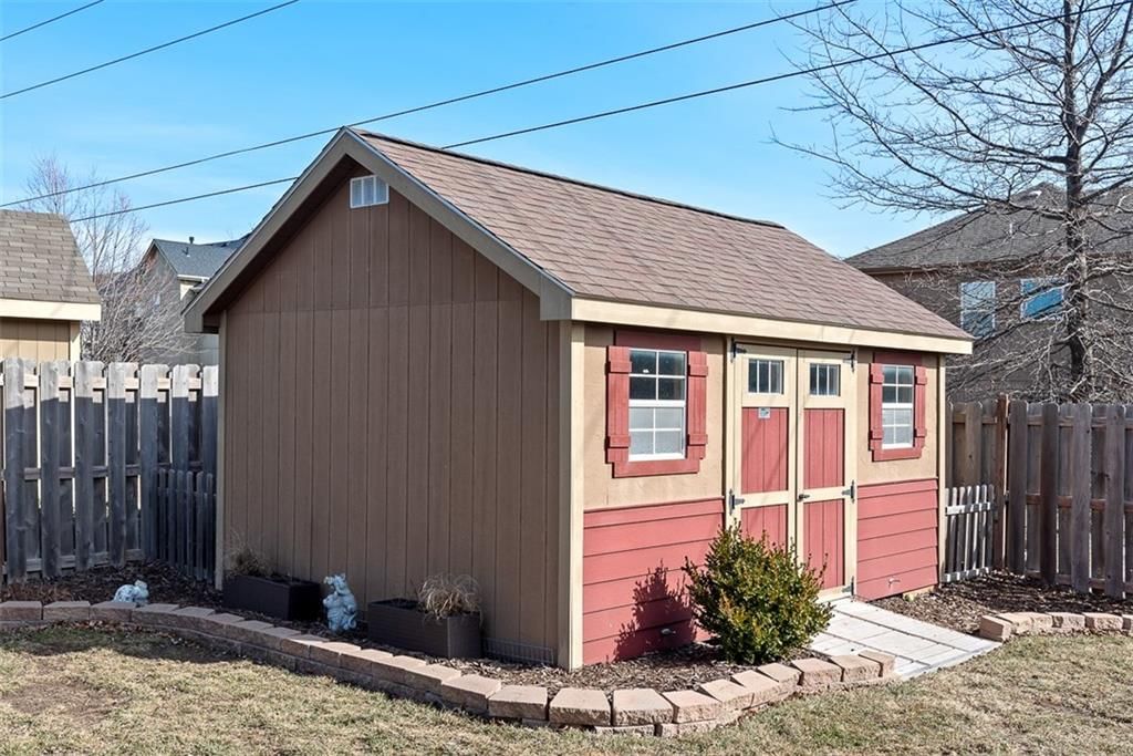 496 E Willow Street — photo 33