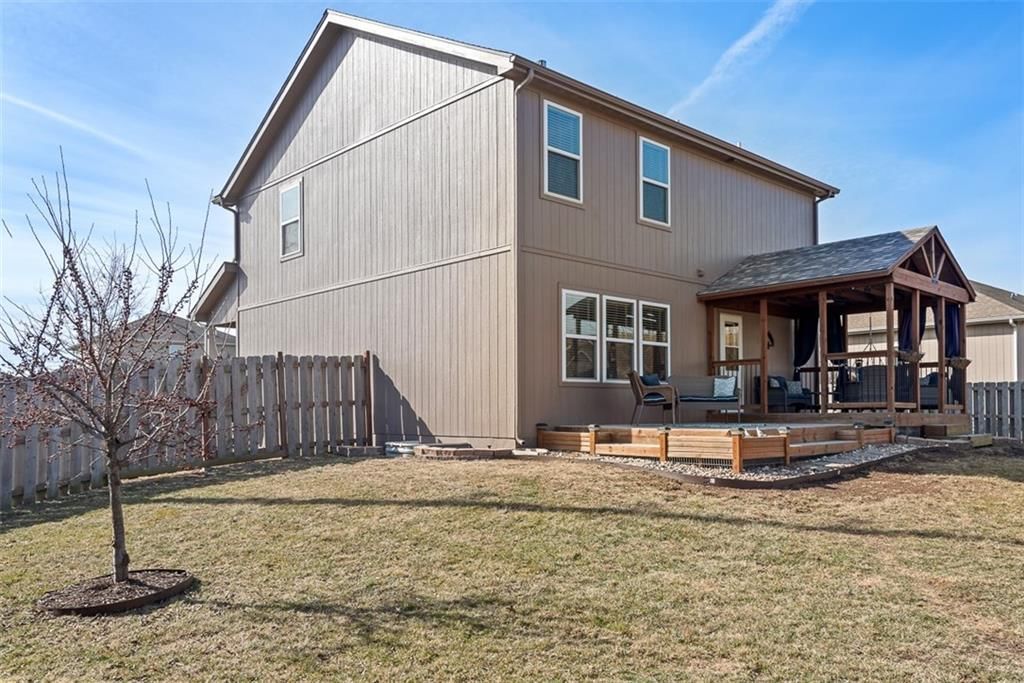 496 E Willow Street — photo 36