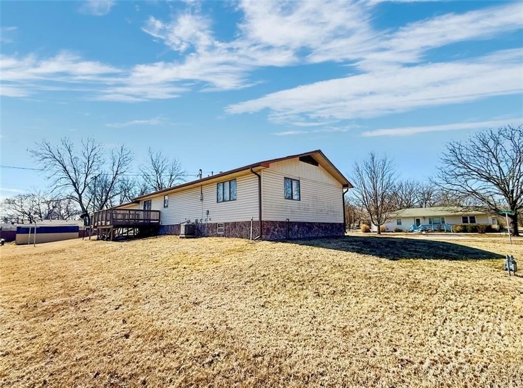 205 S Traster Street — photo 27