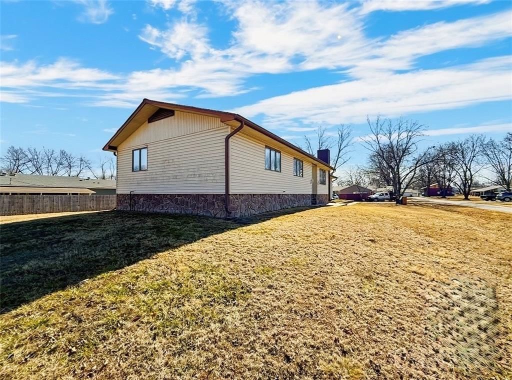 205 S Traster Street — photo 28