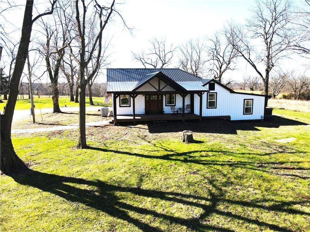 786 NW 100th Road, Centerview, MO