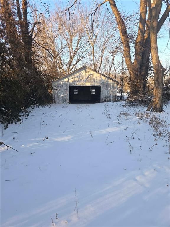 410 W Taft Street — photo 32