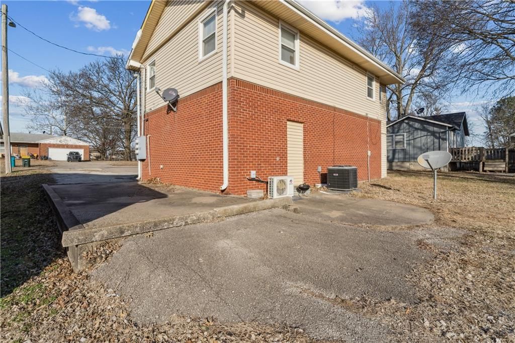 402 N Webster Street — photo 8