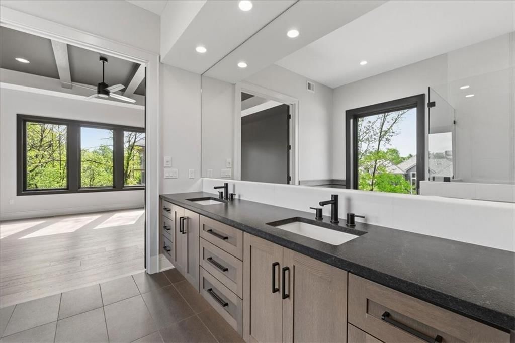 5805 N Revere Avenue — photo 40