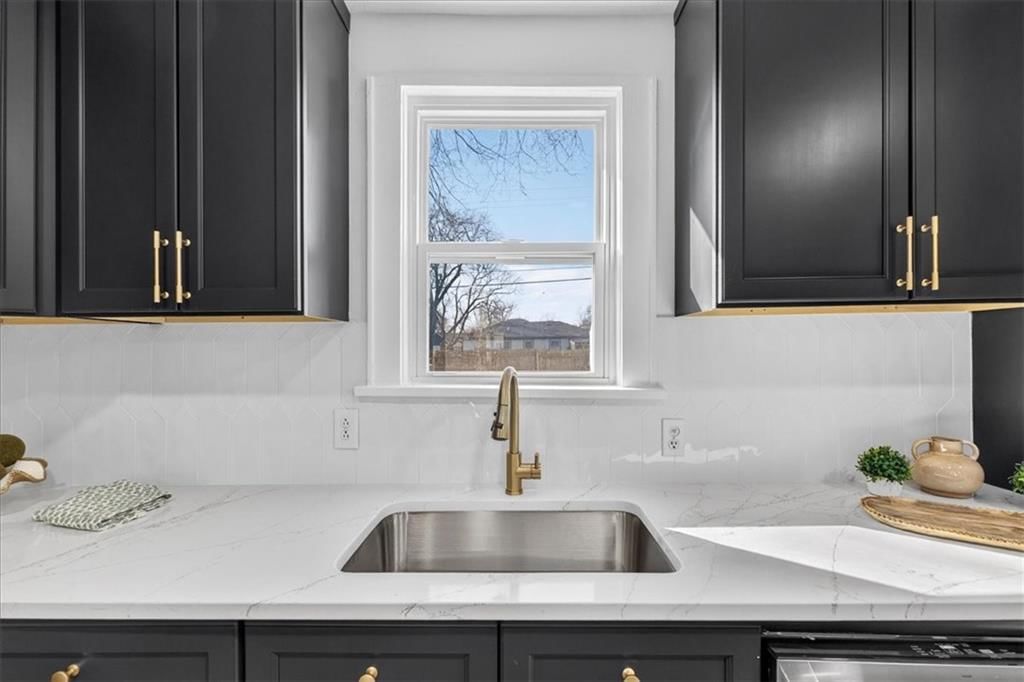 121 N Blake Street — photo 11