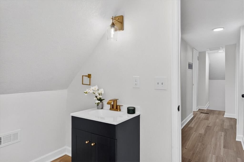 121 N Blake Street — photo 31