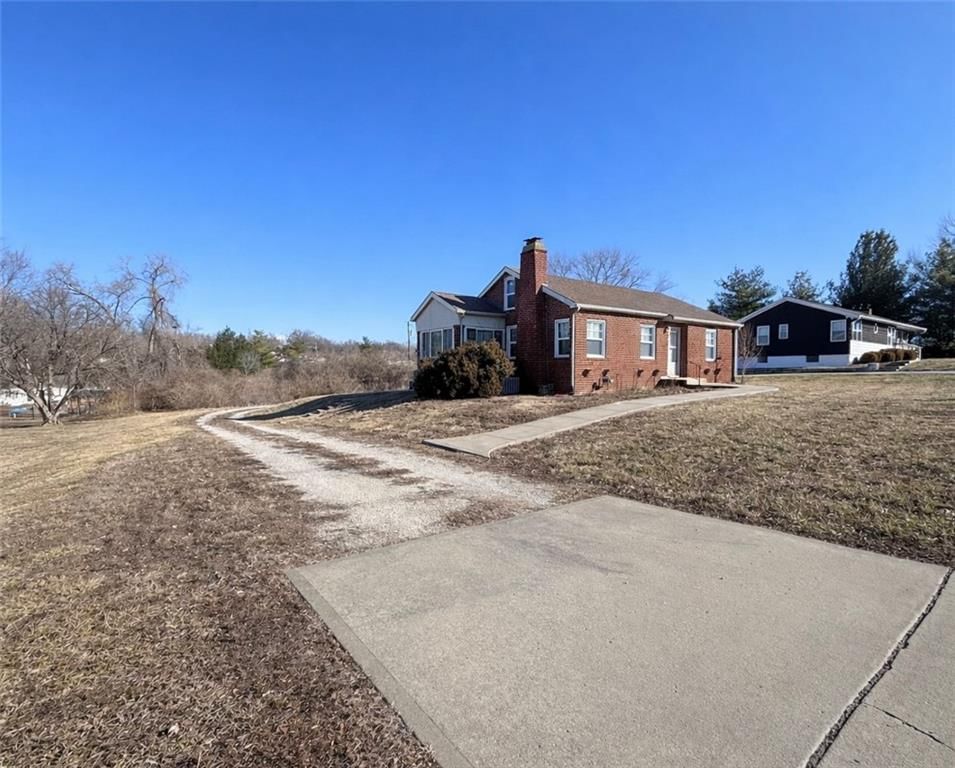 1114 W Liberty Drive — photo 2