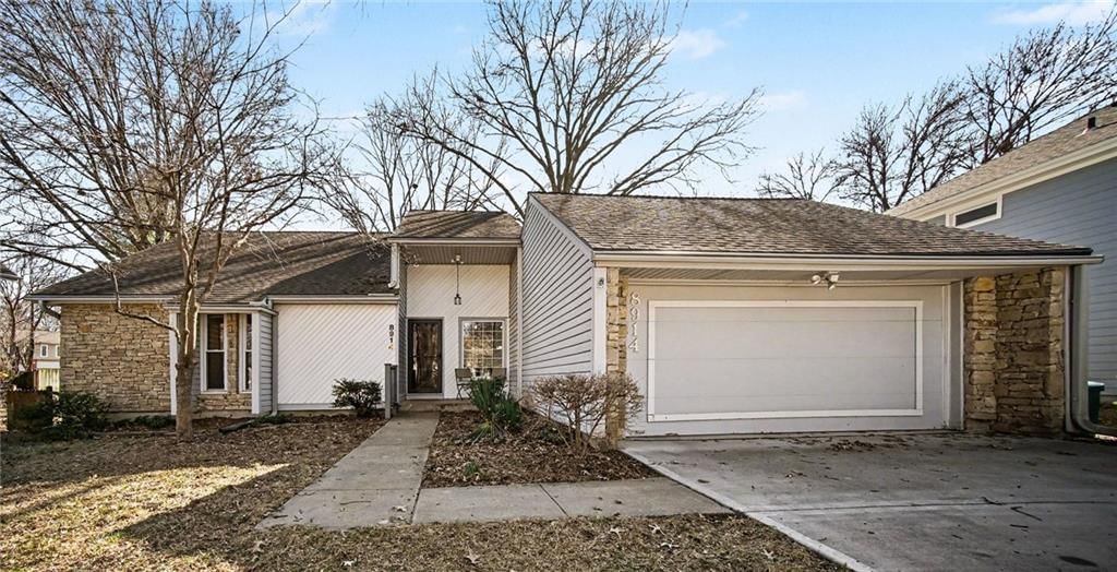 8914 Country Hill Court, Lenexa, KS
