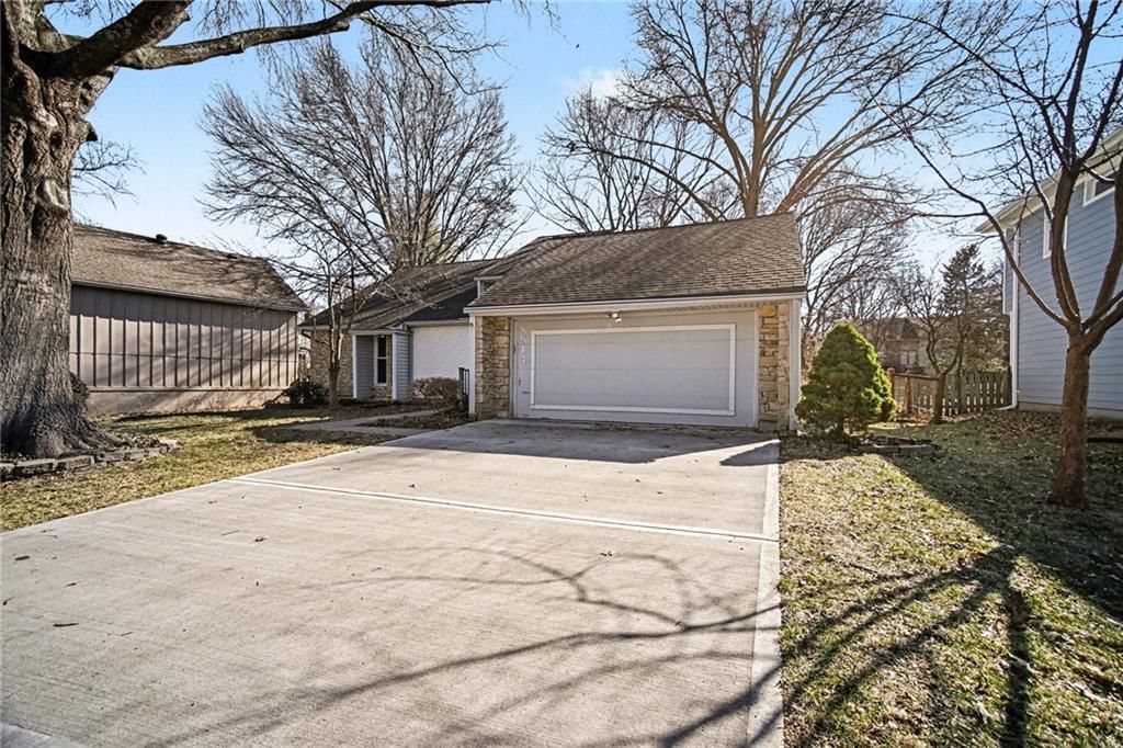 8914 Country Hill Court — photo 2