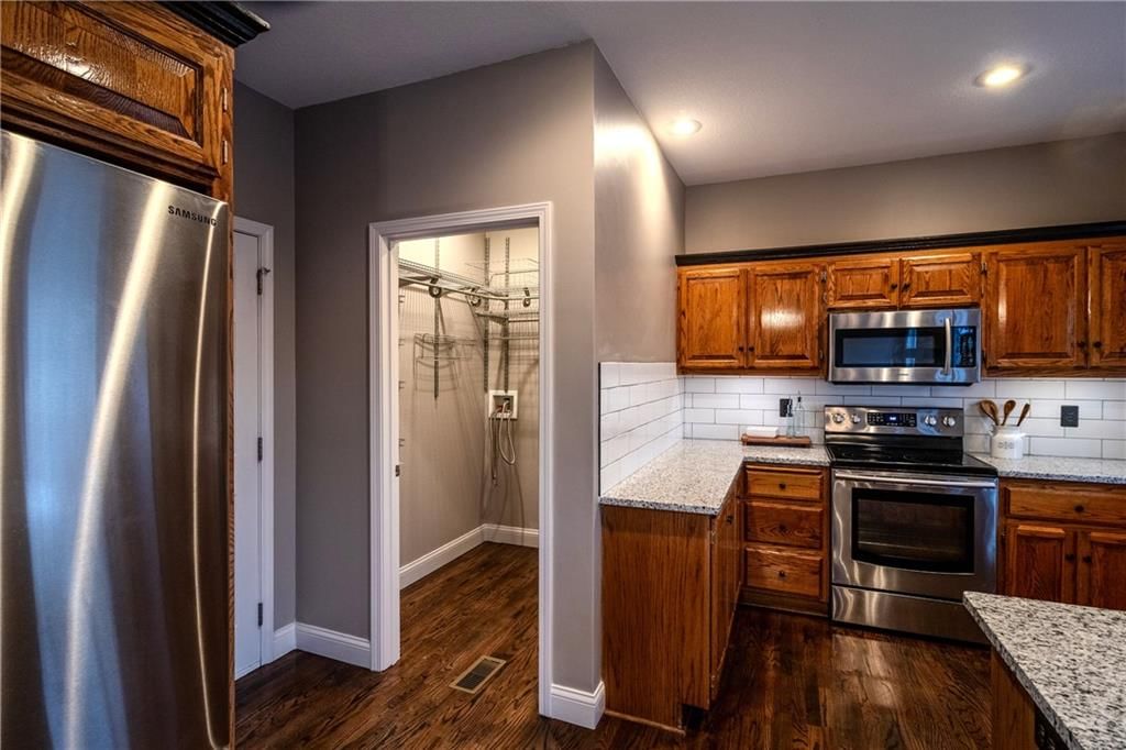 8643 N Myrtle Avenue — photo 10