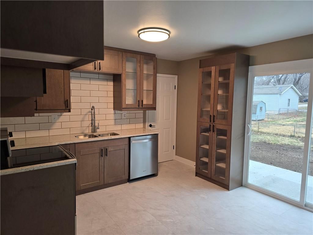 212 W Cambridge Road — photo 6