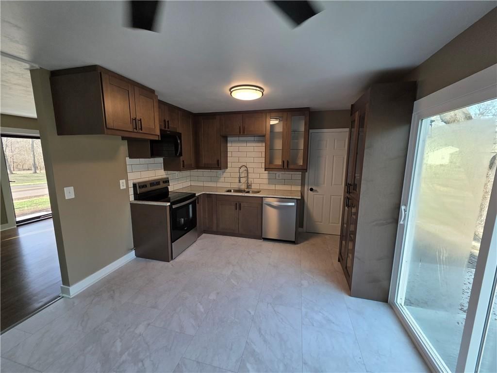 212 W Cambridge Road — photo 8