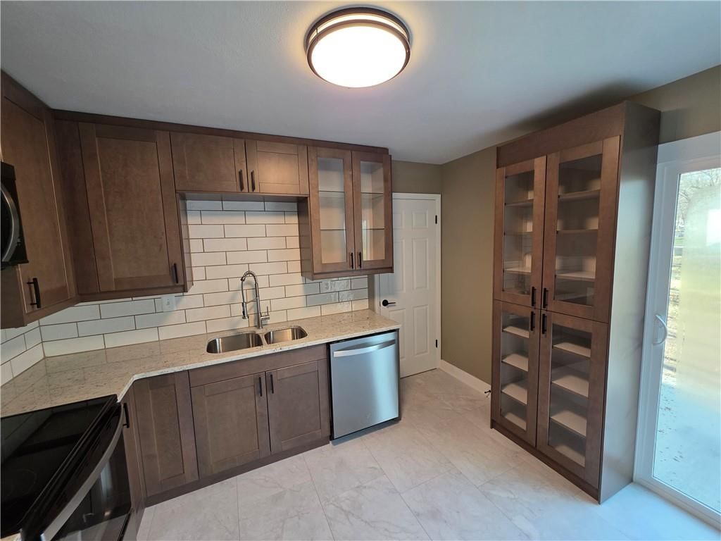 212 W Cambridge Road — photo 9
