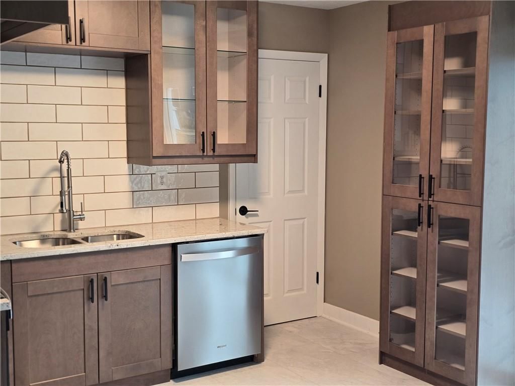 212 W Cambridge Road — photo 11