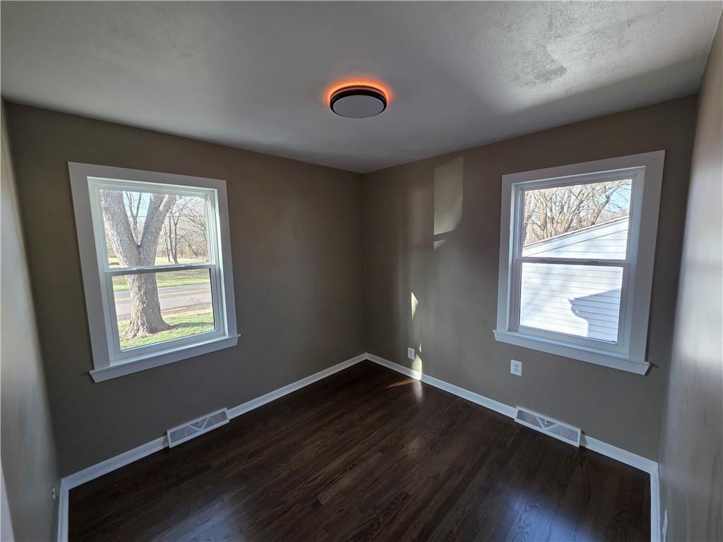212 W Cambridge Road — photo 18