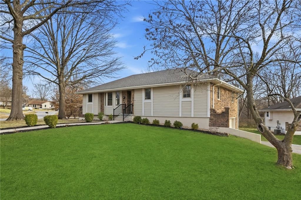 405 NE Grant Court — photo 2