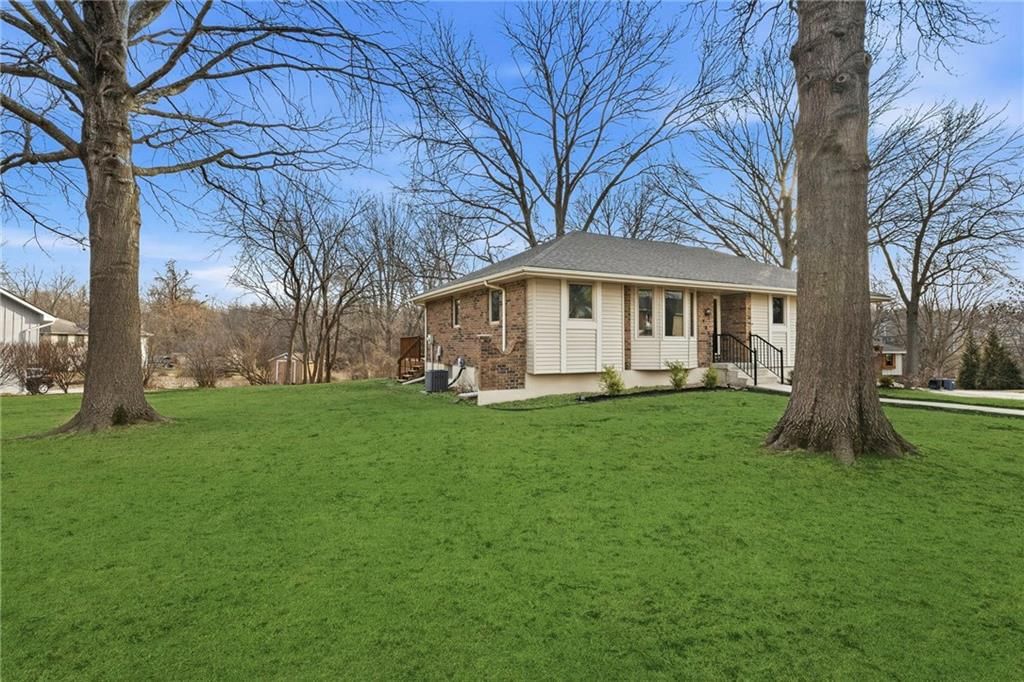 405 NE Grant Court — photo 3