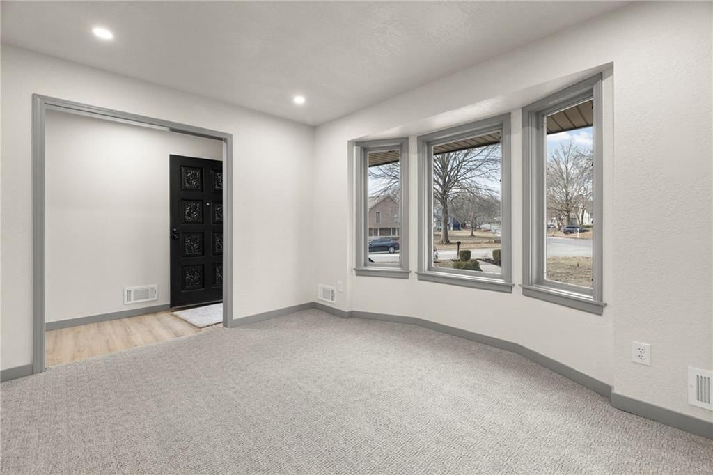 405 NE Grant Court — photo 7