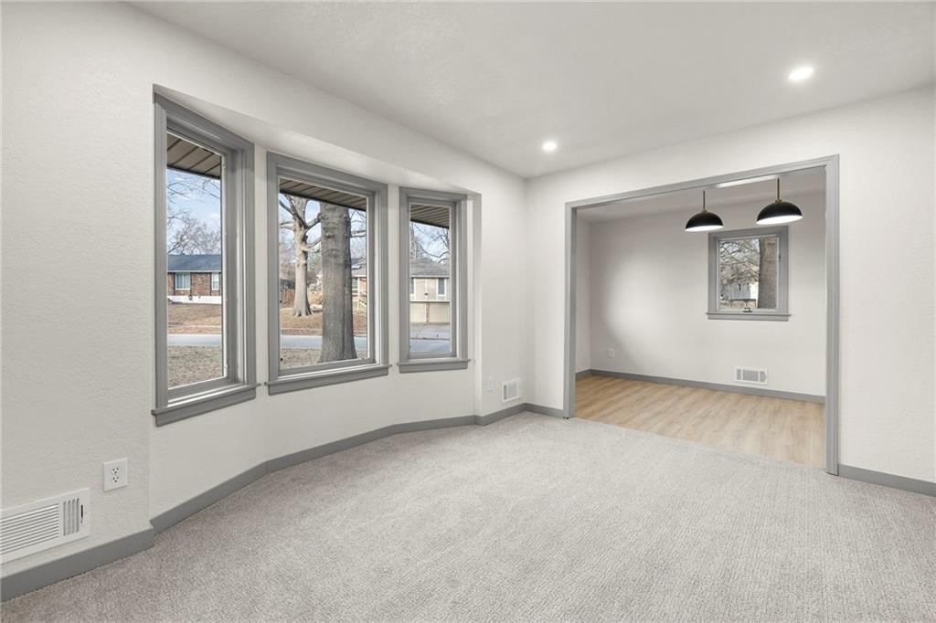 405 NE Grant Court — photo 8
