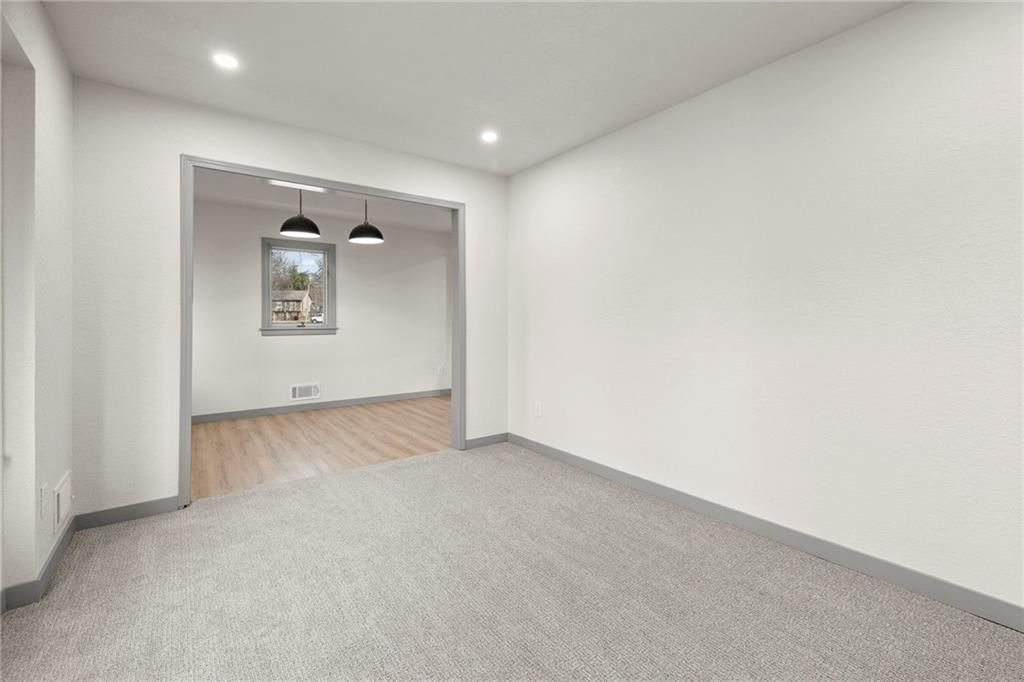 405 NE Grant Court — photo 9