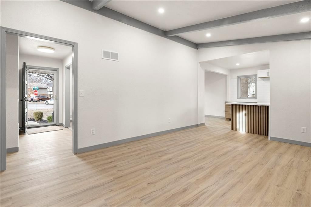 405 NE Grant Court — photo 17