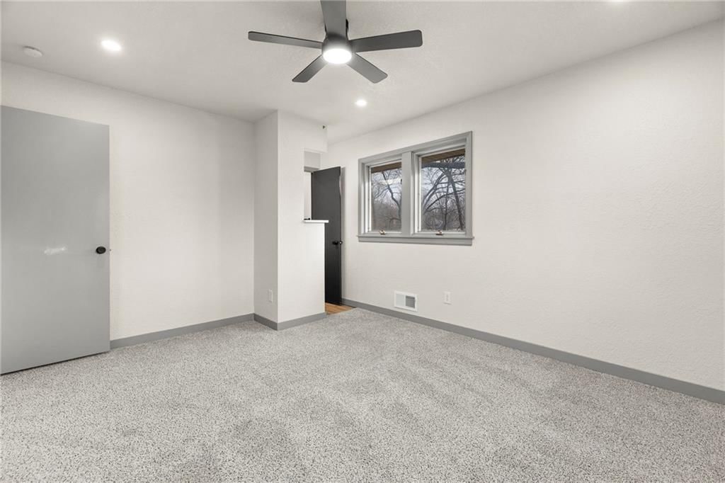 405 NE Grant Court — photo 22