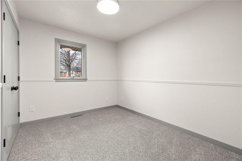 405 NE Grant Court — photo 25