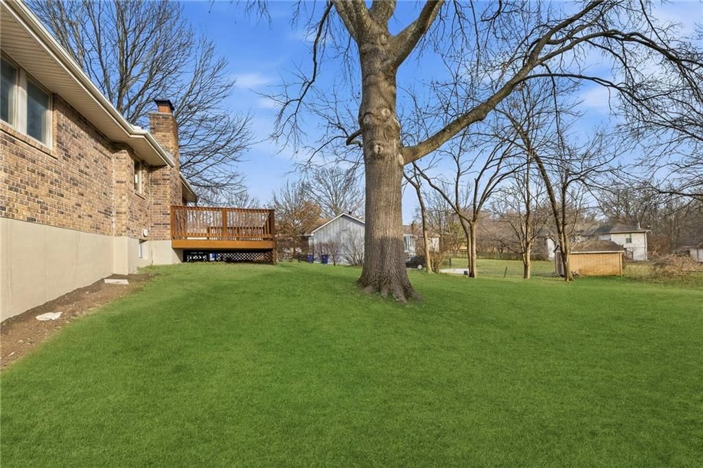 405 NE Grant Court — photo 37