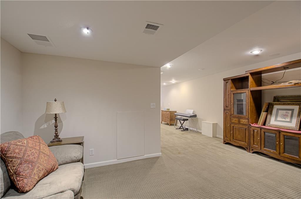 669 N Pine Circle — photo 32