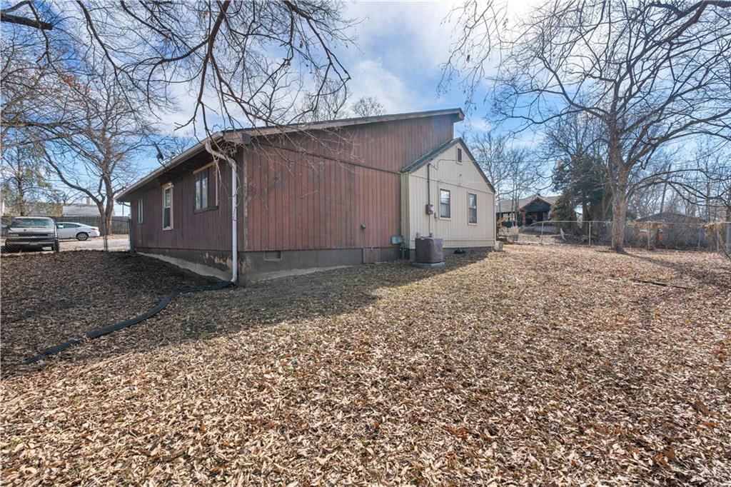10008 E 60th Terrace — photo 4