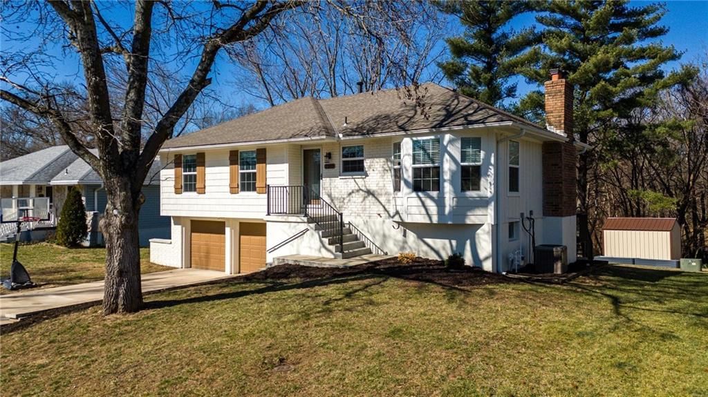2203 N Gaines Drive — photo 2