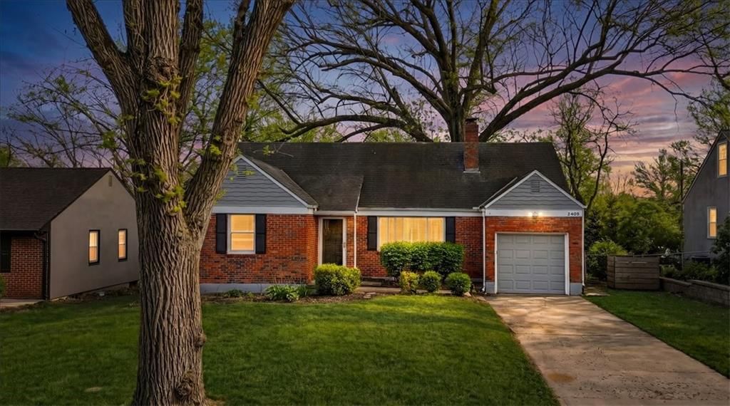 2405 W 75th Place, Prairie Village, KS