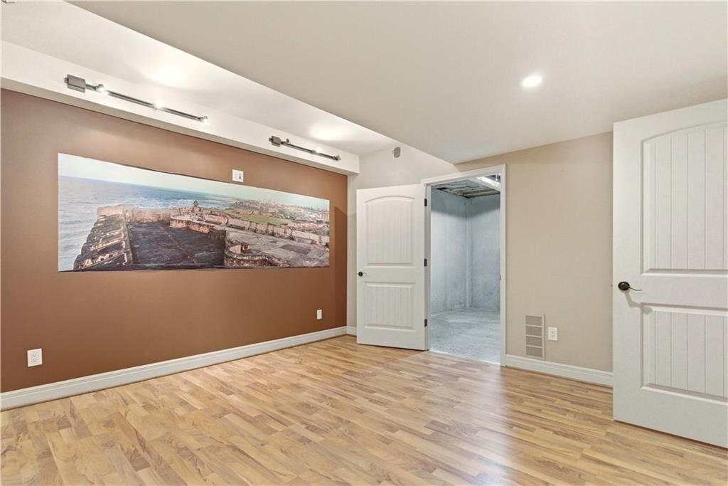 1559 Brompton Lane — photo 54