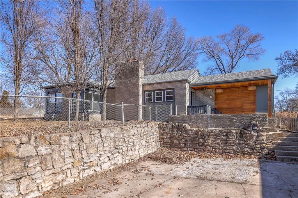107 S Claremont Avenue — photo 3