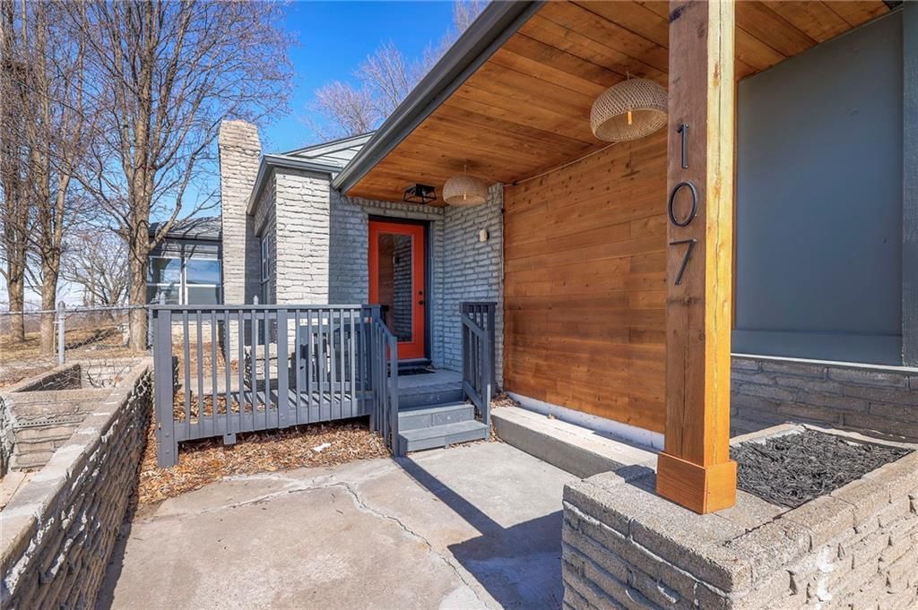 107 S Claremont Avenue — photo 4