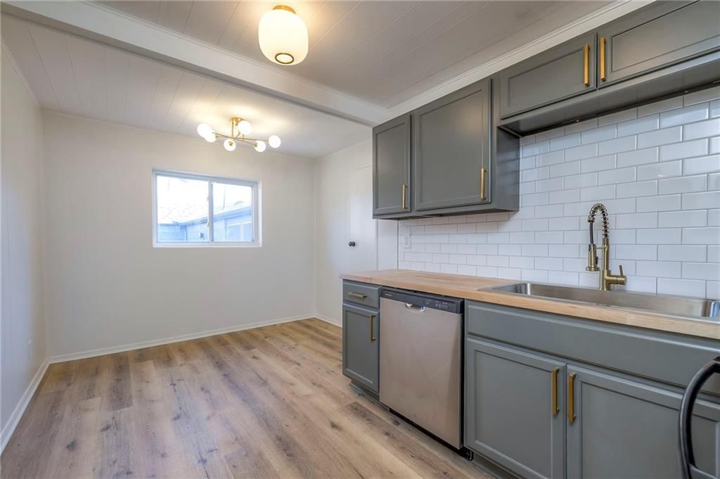 107 S Claremont Avenue — photo 14