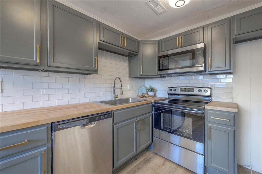 107 S Claremont Avenue — photo 16