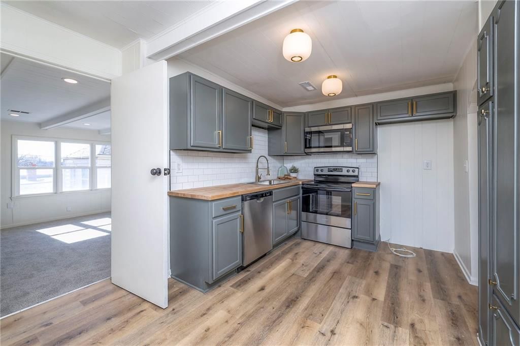 107 S Claremont Avenue — photo 18