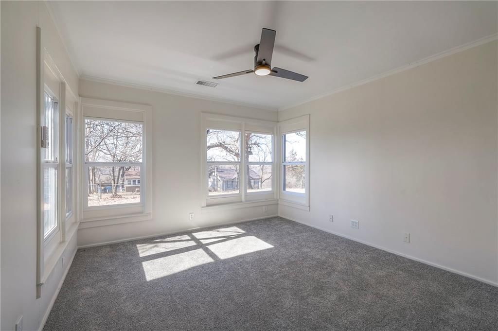 107 S Claremont Avenue — photo 24