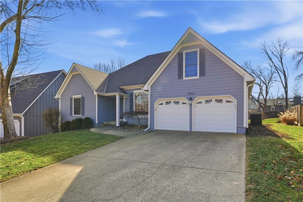 8362 Oakview Circle, Lenexa, KS