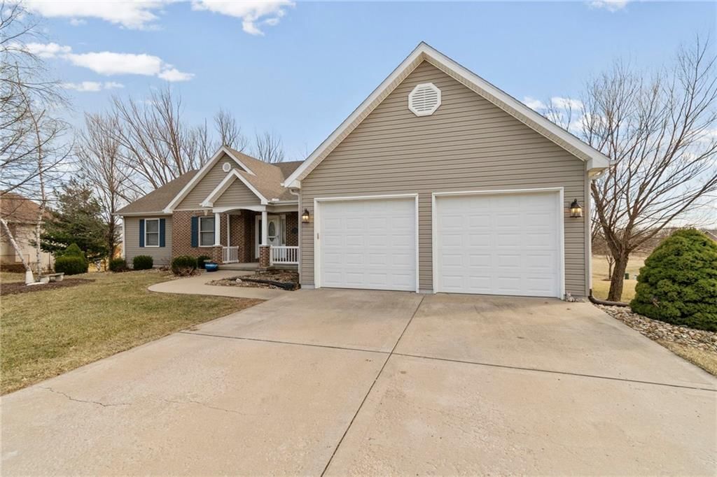 305 Eagles Landing Parkway — photo 2
