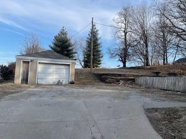 929 E Hyde Park Avenue — photo 39